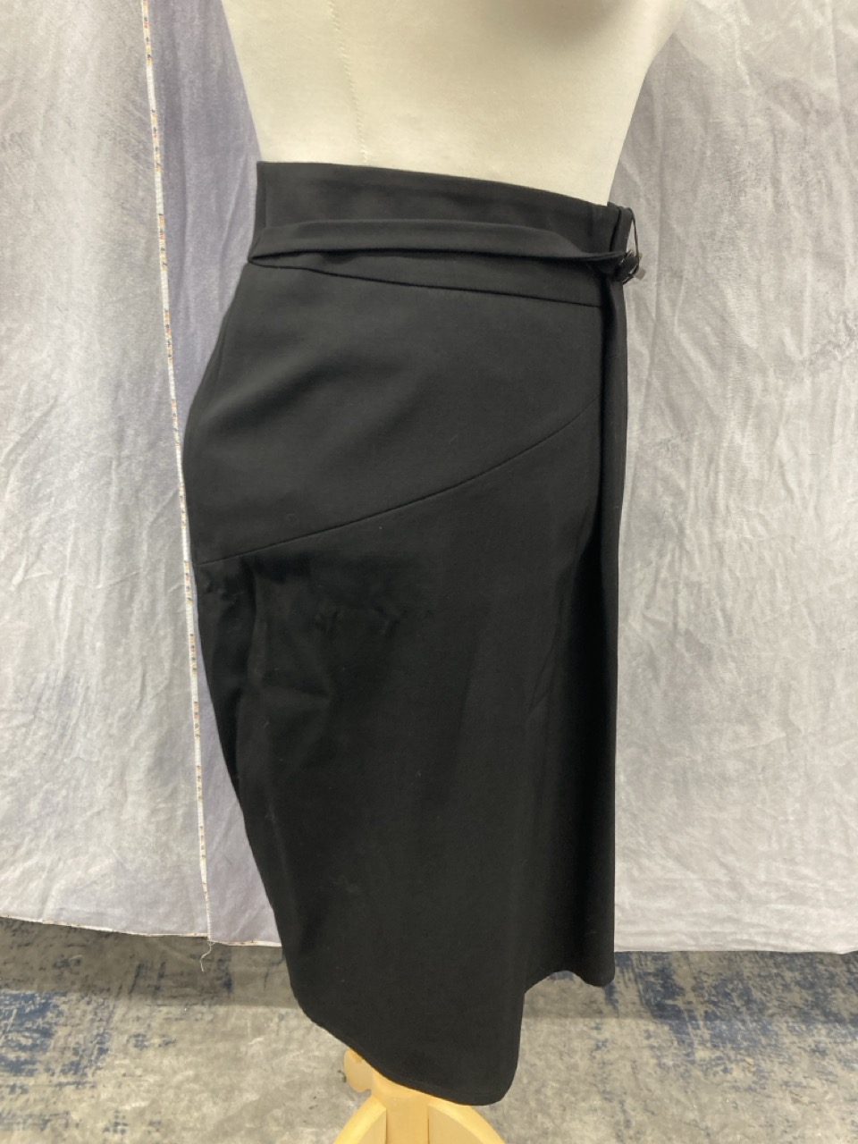 Lot 185  
            Edinburgh SR20 - Delivery Only 

                
MAX MARA A-LINE WRAP SKIRT STYLE WITH SIDE PLEAT IN BLACK WOOL SIZE UK 4: LOCATIO...