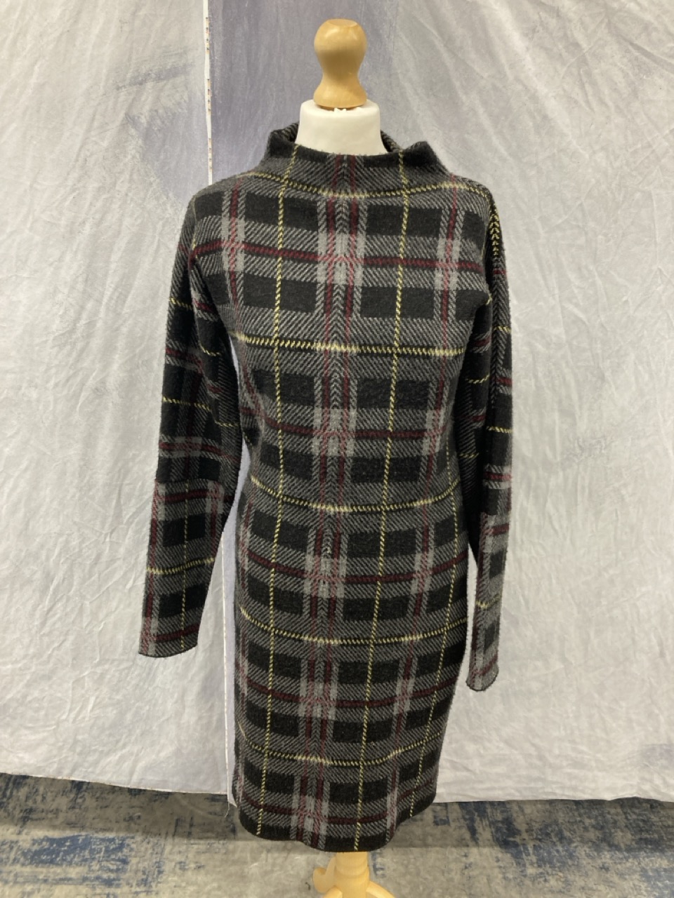 Lot 186  
            Edinburgh SR20 - Delivery Only 

                
JOSEPH PLAID SWEATER DRESS IN GREY WOOL SIZE M: LOCATION - RAIL 2