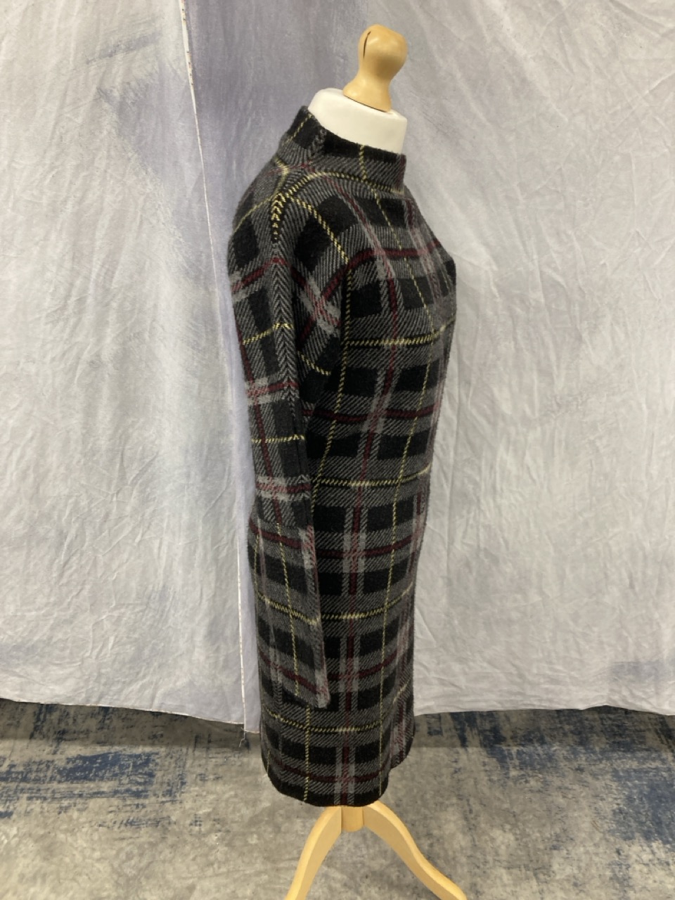 Lot 186  
            Edinburgh SR20 - Delivery Only 

                
JOSEPH PLAID SWEATER DRESS IN GREY WOOL SIZE M: LOCATION - RAIL 2