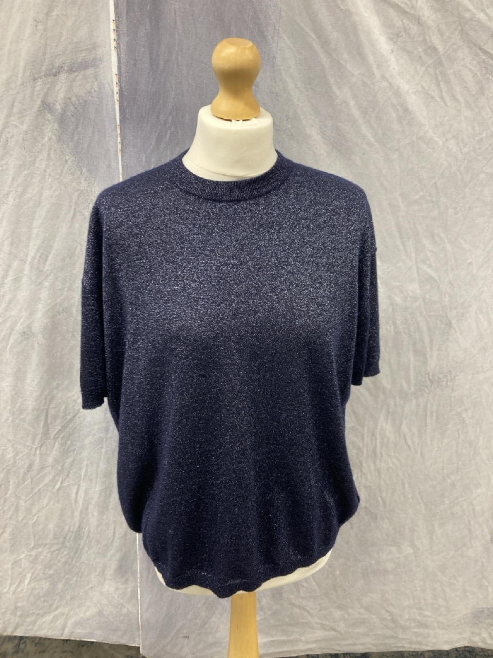 Lot 187  
            Edinburgh SR20 - Delivery Only 

                
JOSEPH METALLIC CREWNECK T-SHIRT IN NAVY BLUE CASHMERE SIZE S: LOCATION - RAIL 2