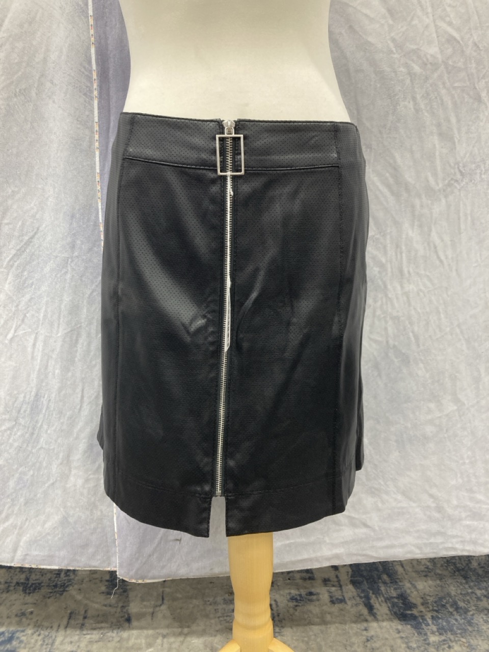 Lot 188  
            Edinburgh SR20 - Delivery Only 

                
HUGO BOSS MINI SKIRT IN BLACK POLYESTER SIZE UK 10: LOCATION - RAIL 2