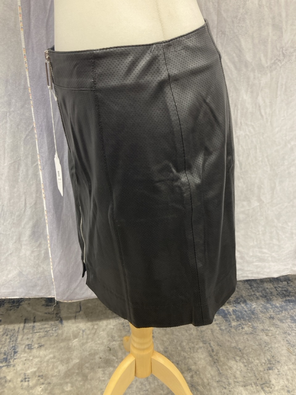 Lot 188  
            Edinburgh SR20 - Delivery Only 

                
HUGO BOSS MINI SKIRT IN BLACK POLYESTER SIZE UK 10: LOCATION - RAIL 2