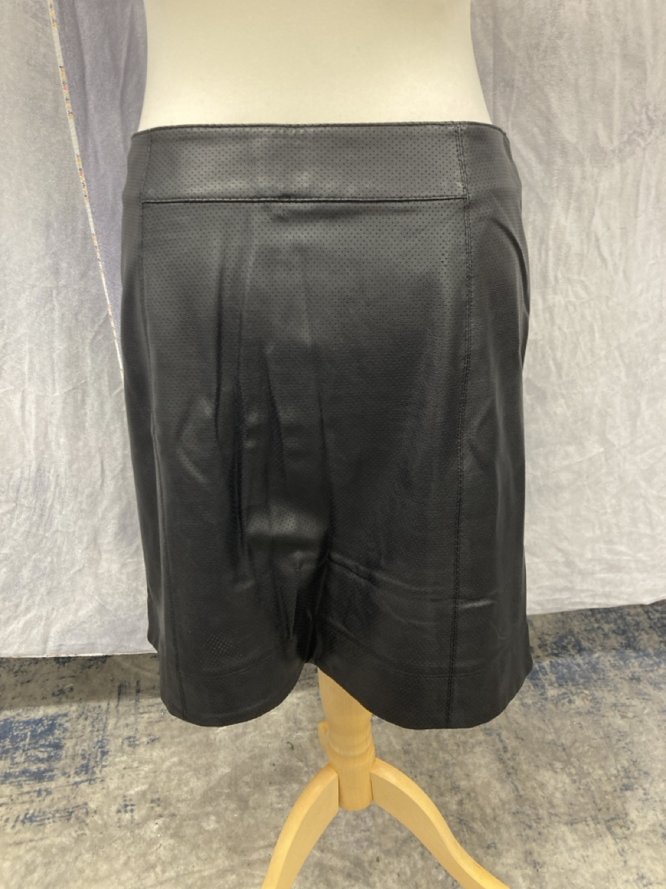 Lot 188  
            Edinburgh SR20 - Delivery Only 

                
HUGO BOSS MINI SKIRT IN BLACK POLYESTER SIZE UK 10: LOCATION - RAIL 2