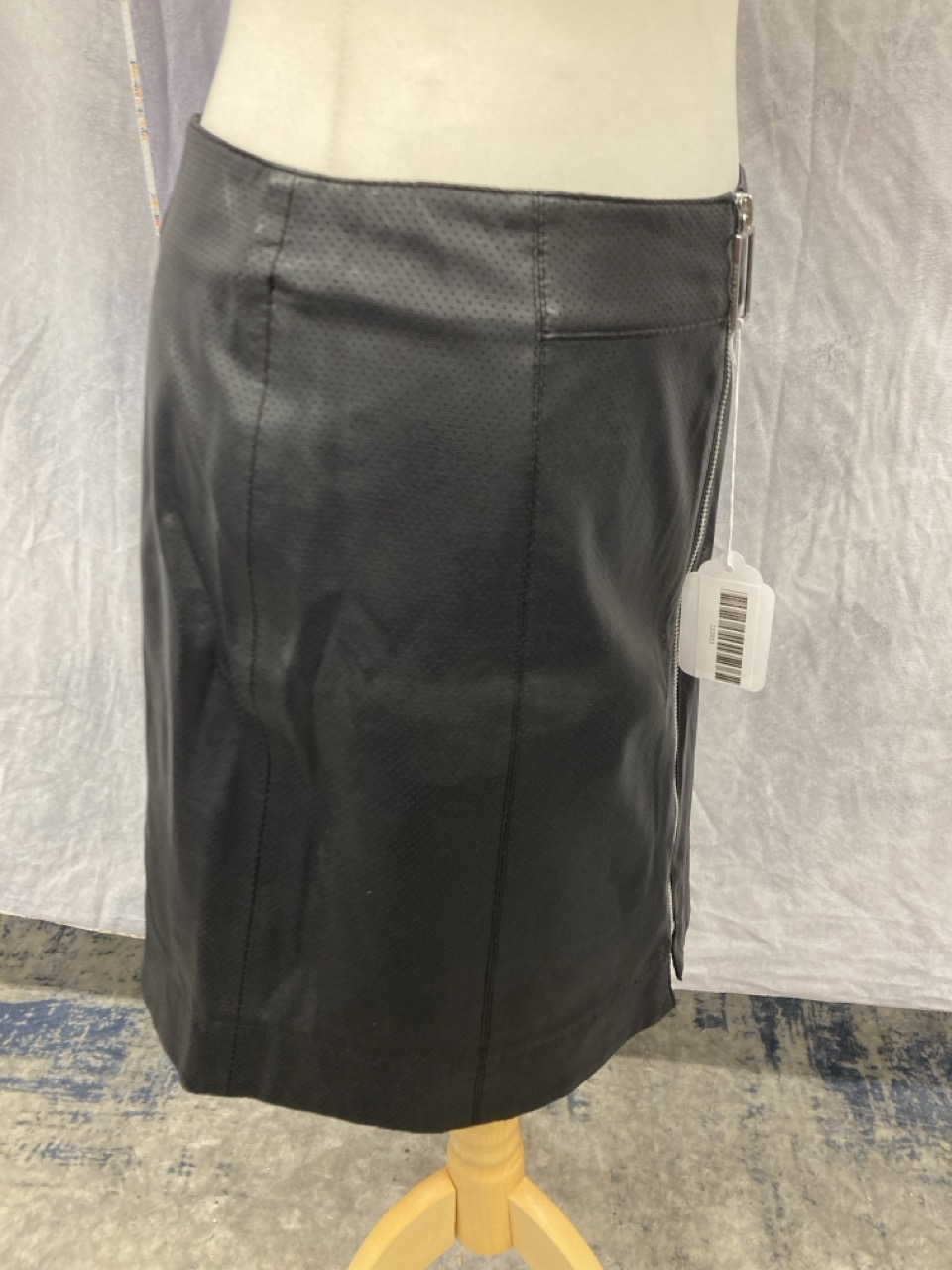 Lot 188  
            Edinburgh SR20 - Delivery Only 

                
HUGO BOSS MINI SKIRT IN BLACK POLYESTER SIZE UK 10: LOCATION - RAIL 2