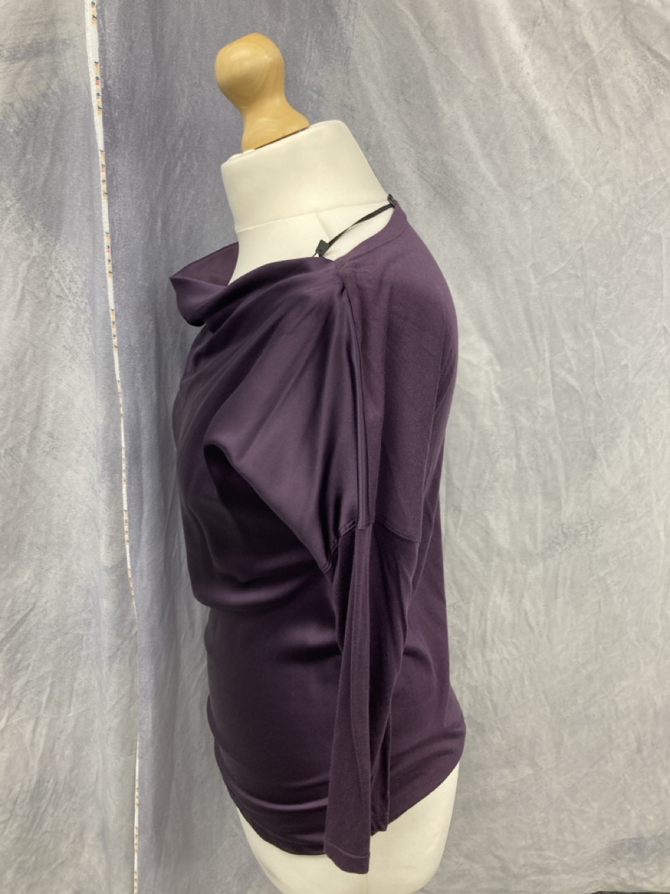 Lot 189  
            Edinburgh SR20 - Delivery Only 

                
THEORY DRAPED COWL NECK BLOUSE IN PURPLE SILK SIZE S: LOCATION - RAIL 2