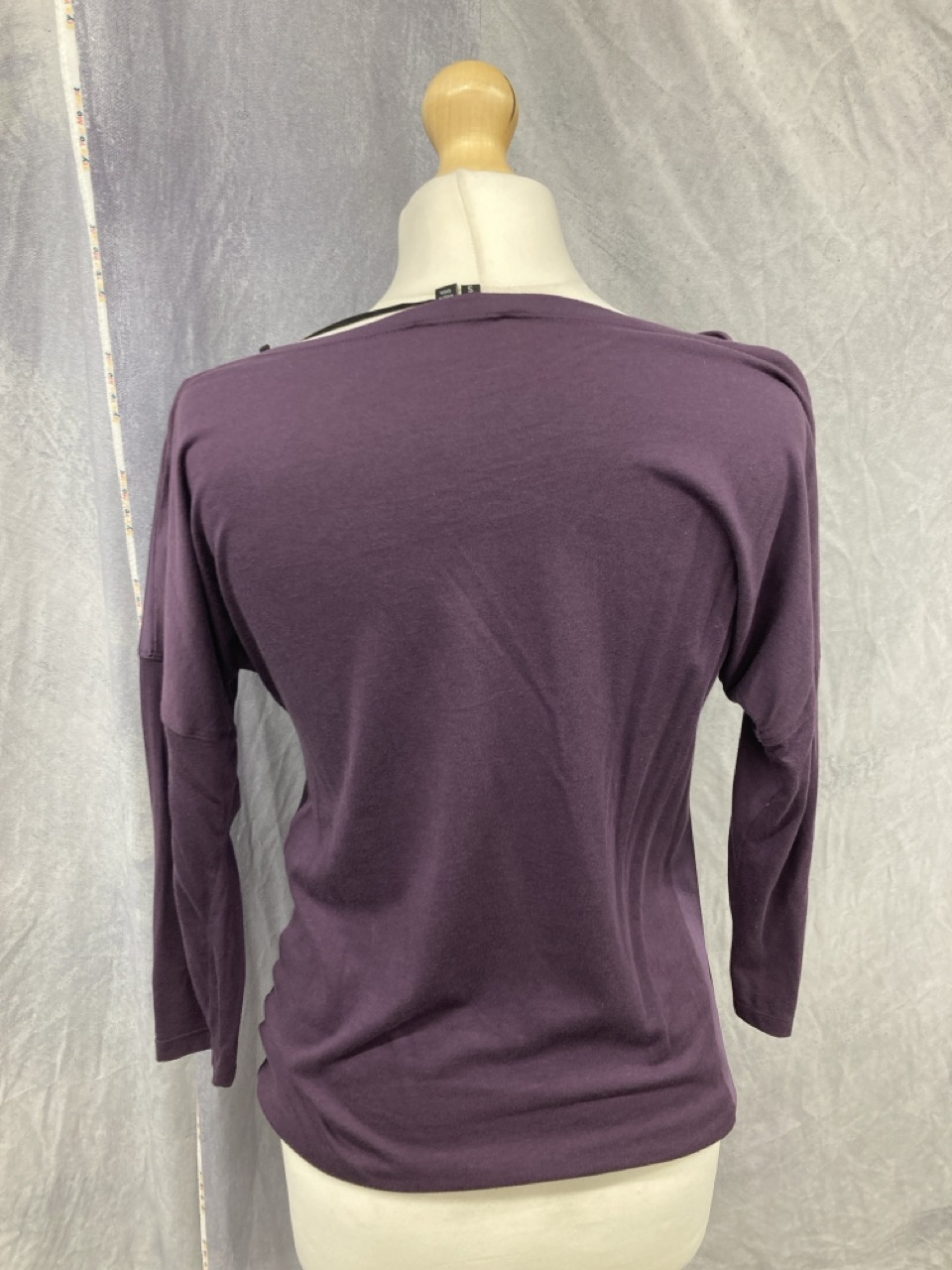 Lot 189  
            Edinburgh SR20 - Delivery Only 

                
THEORY DRAPED COWL NECK BLOUSE IN PURPLE SILK SIZE S: LOCATION - RAIL 2