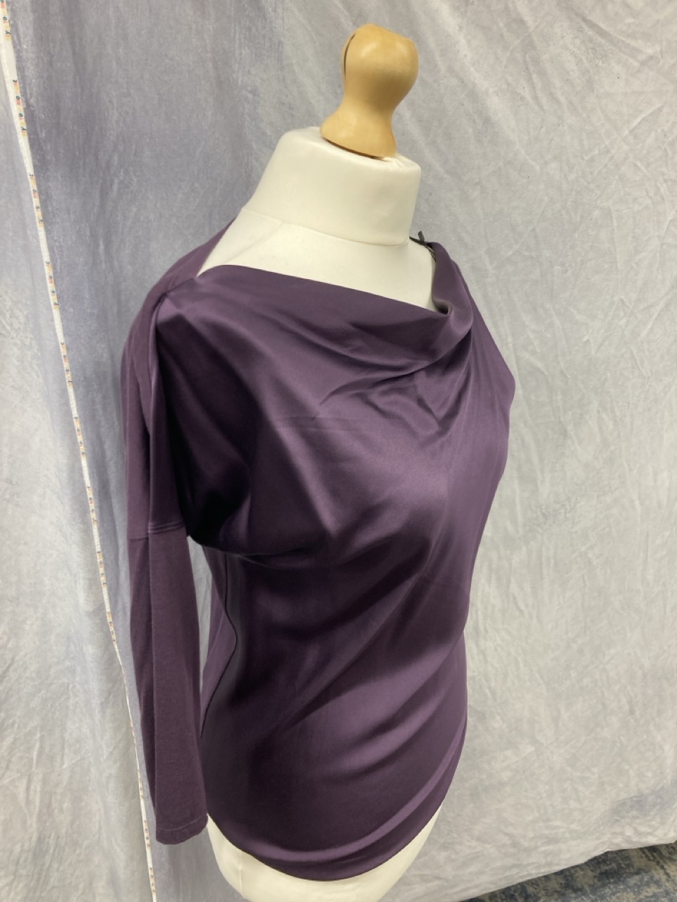 Lot 189  
            Edinburgh SR20 - Delivery Only 

                
THEORY DRAPED COWL NECK BLOUSE IN PURPLE SILK SIZE S: LOCATION - RAIL 2