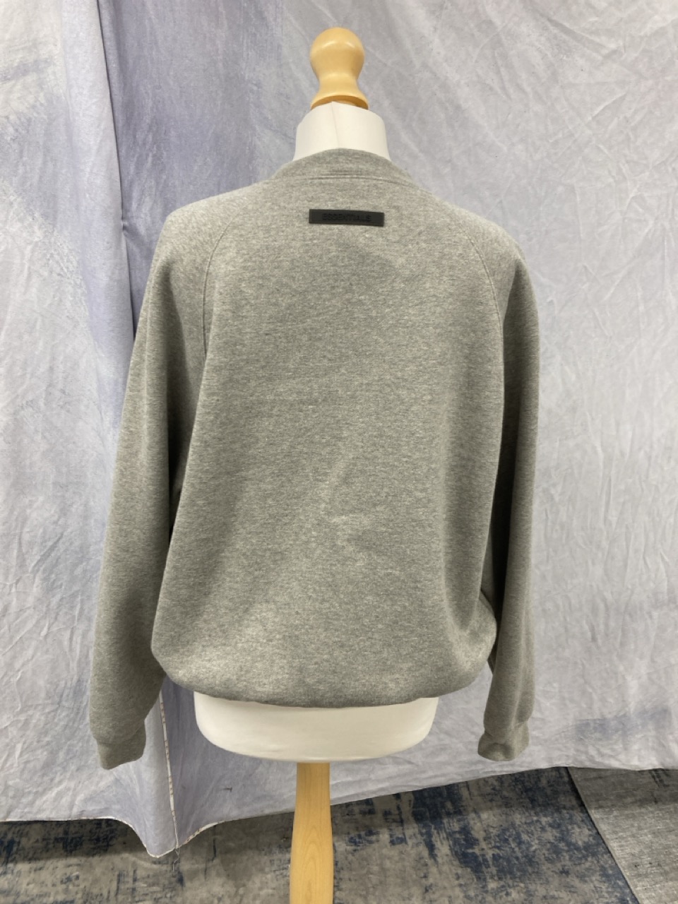 Lot 18  
            Edinburgh SR20 - Delivery Only 

                
FEAR OF GOD ESSENTIALS LOGO PRINT SWEATSHIRT IN GREY COTTON NO SIZE: LOCATION - R...