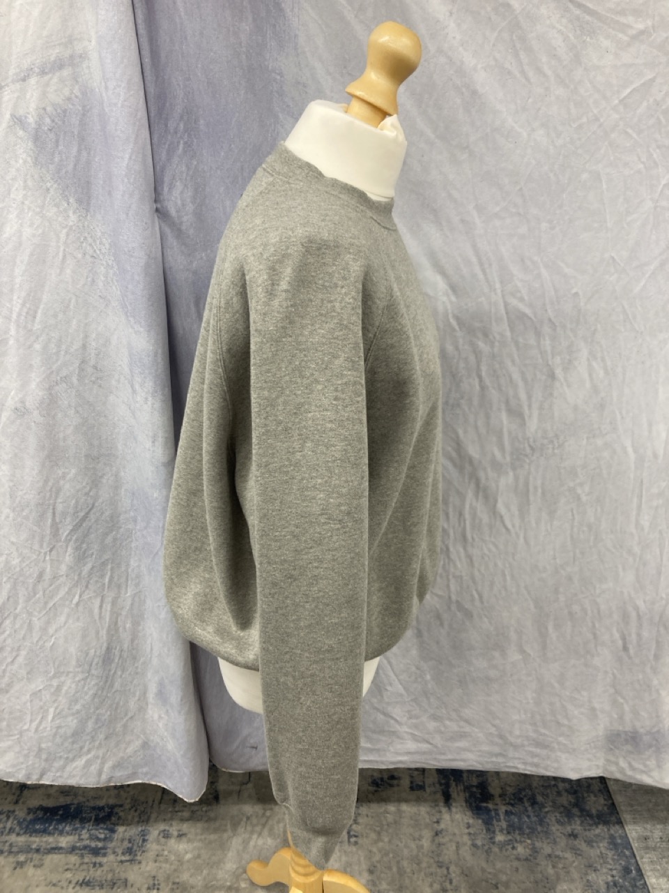 Lot 18  
            Edinburgh SR20 - Delivery Only 

                
FEAR OF GOD ESSENTIALS LOGO PRINT SWEATSHIRT IN GREY COTTON NO SIZE: LOCATION - R...