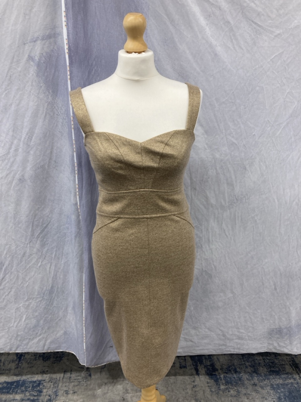 Lot 190  
            Edinburgh SR20 - Delivery Only 

                
DIANE VON FURSTENBERG GOLD LAME SHEATH DRESS IN VISCOSE SIZE 4: LOCATION - RAIL 2