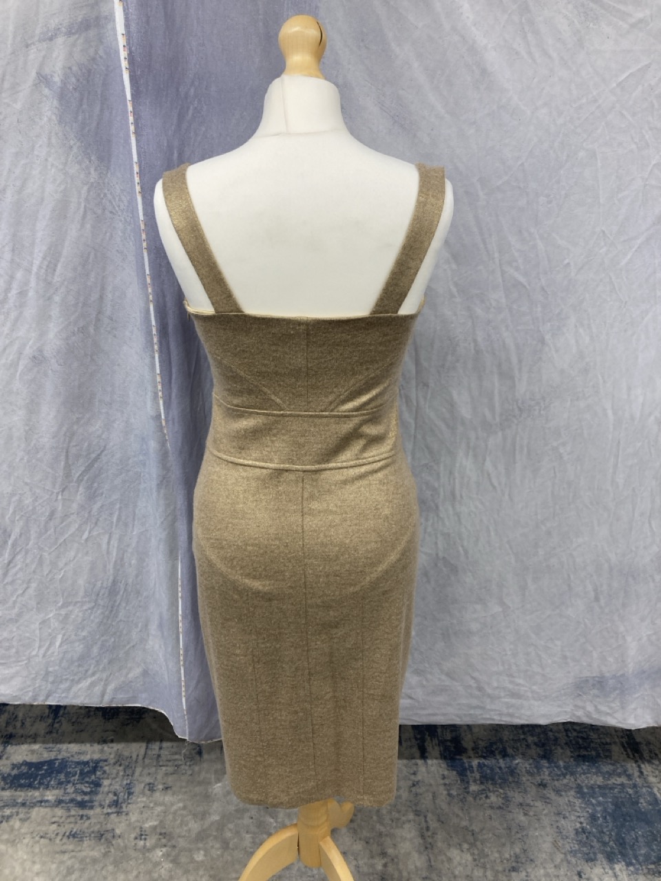 Lot 190  
            Edinburgh SR20 - Delivery Only 

                
DIANE VON FURSTENBERG GOLD LAME SHEATH DRESS IN VISCOSE SIZE 4: LOCATION - RAIL 2