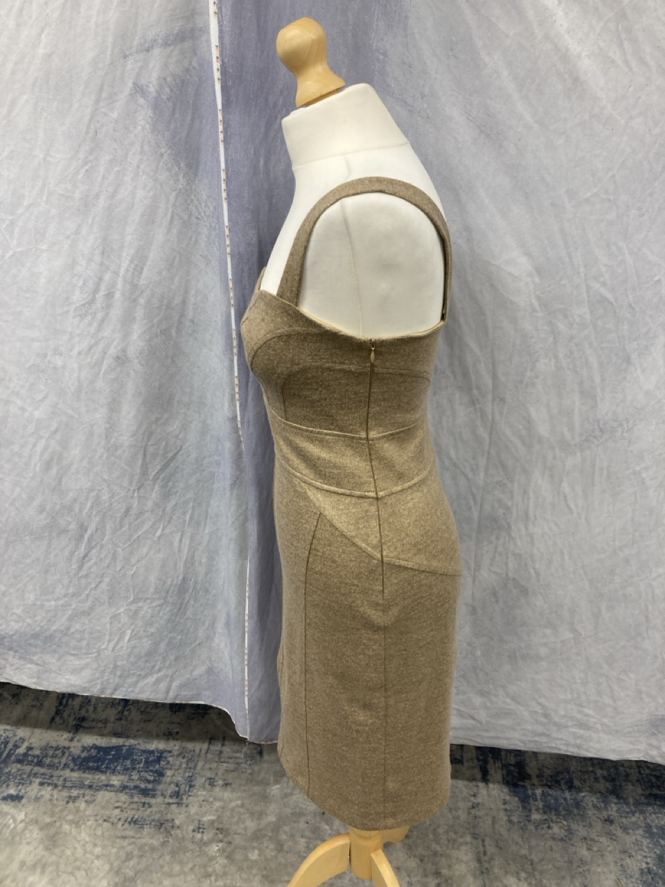 Lot 190  
            Edinburgh SR20 - Delivery Only 

                
DIANE VON FURSTENBERG GOLD LAME SHEATH DRESS IN VISCOSE SIZE 4: LOCATION - RAIL 2