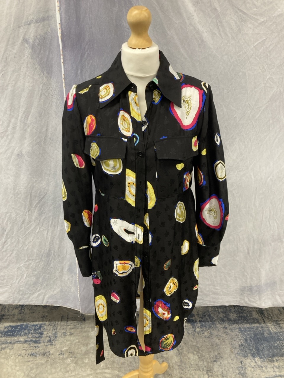 Lot 192  
            Edinburgh SR20 - Delivery Only 

                
DIANE VON FURSTENBERG PRINTED SHIRT DRESS IN BLACK POLYESTER SIZE XS: LOCATION - ...