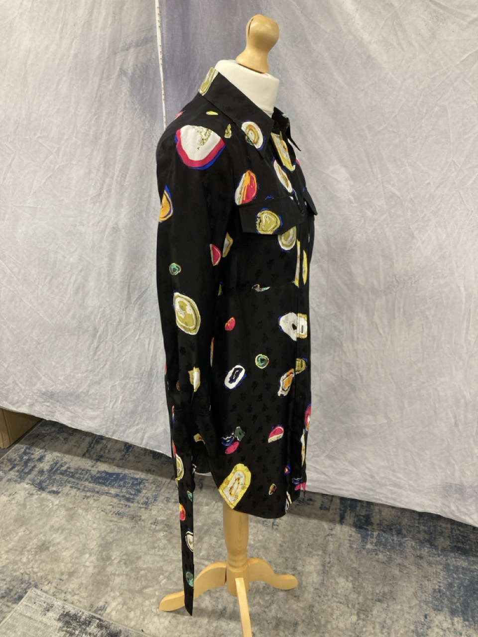 Lot 192  
            Edinburgh SR20 - Delivery Only 

                
DIANE VON FURSTENBERG PRINTED SHIRT DRESS IN BLACK POLYESTER SIZE XS: LOCATION - ...