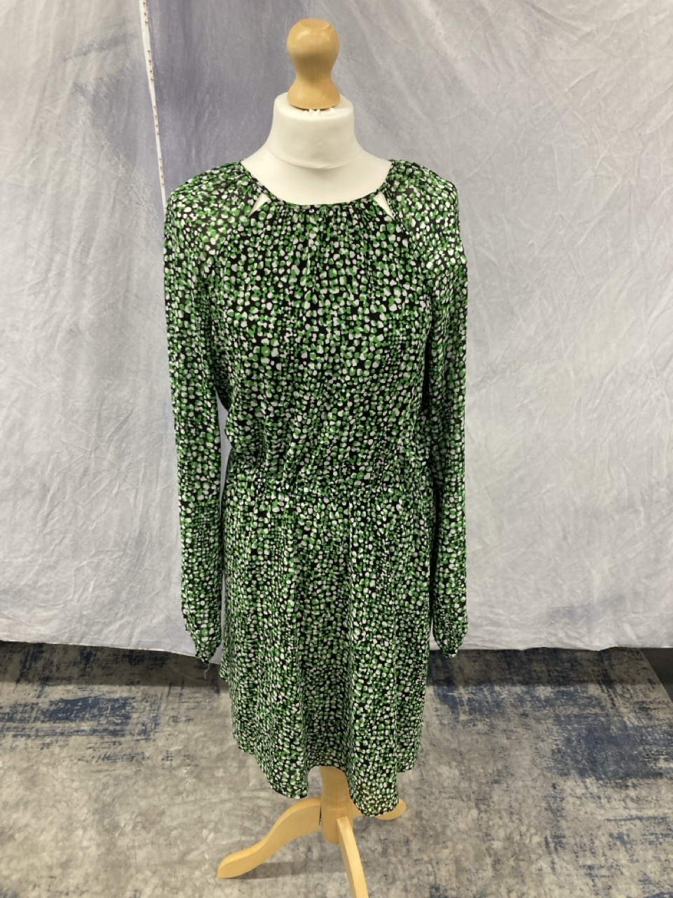 Lot 193  
            Edinburgh SR20 - Delivery Only 

                
MICHAEL MICHAEL KORS PRINTED LONG SLEEVE DRESS IN GREEN SILK SIZE S: LOCATION - R...