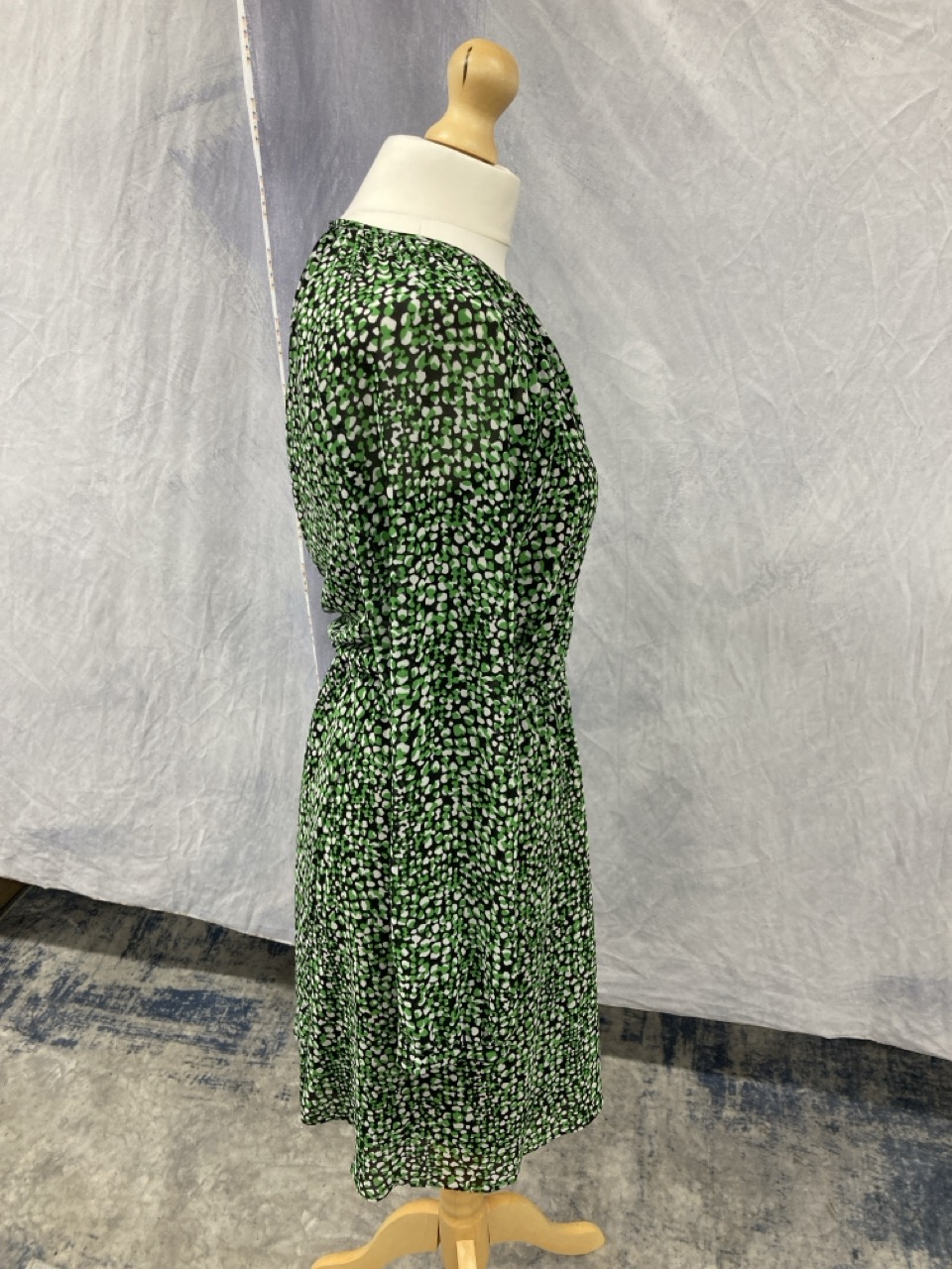 Lot 193  
            Edinburgh SR20 - Delivery Only 

                
MICHAEL MICHAEL KORS PRINTED LONG SLEEVE DRESS IN GREEN SILK SIZE S: LOCATION - R...