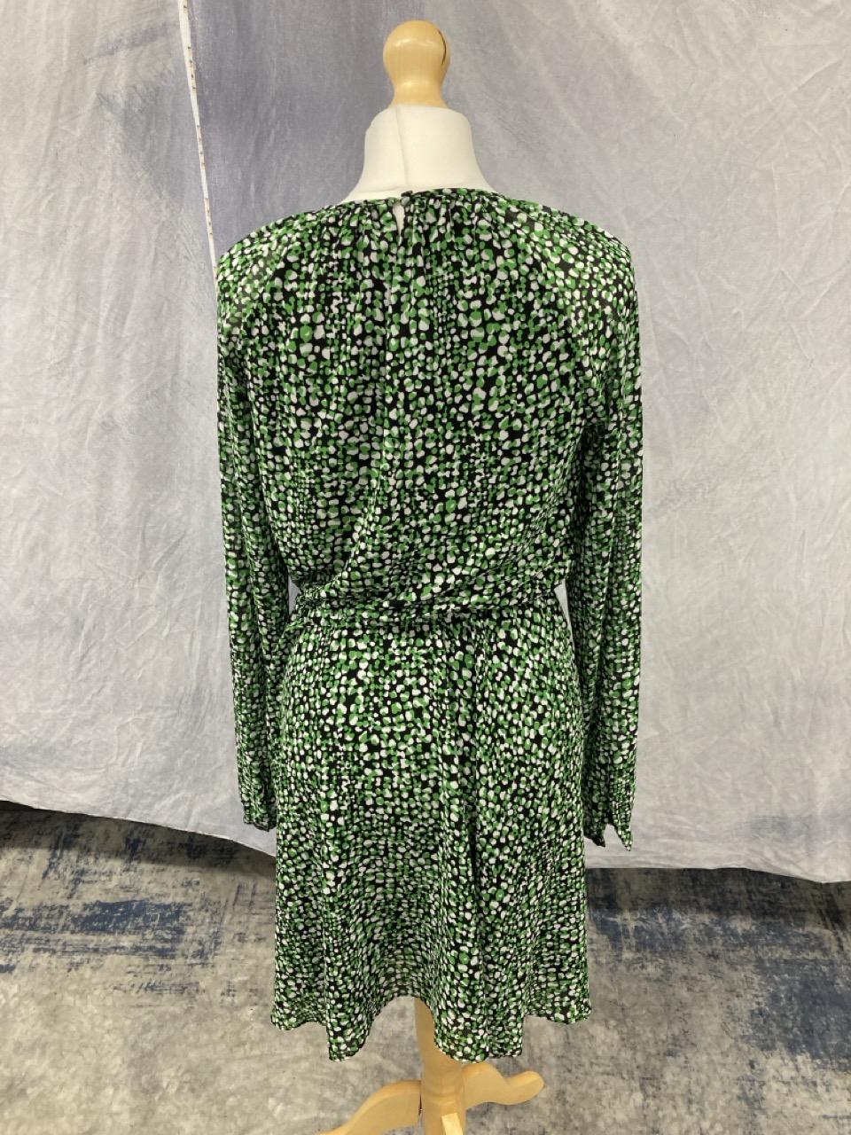 Lot 193  
            Edinburgh SR20 - Delivery Only 

                
MICHAEL MICHAEL KORS PRINTED LONG SLEEVE DRESS IN GREEN SILK SIZE S: LOCATION - R...