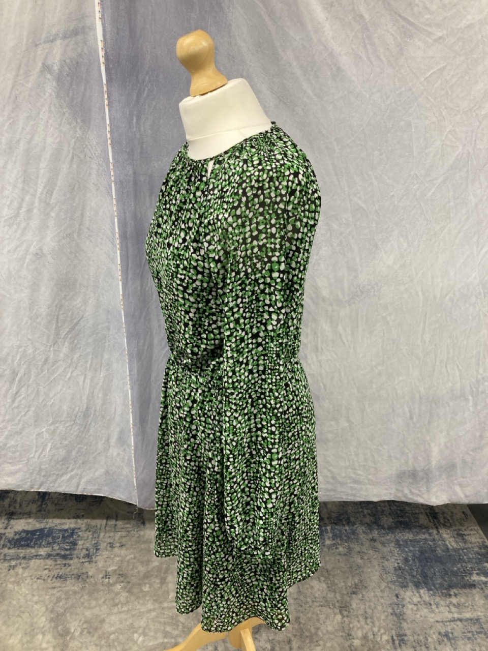 Lot 193  
            Edinburgh SR20 - Delivery Only 

                
MICHAEL MICHAEL KORS PRINTED LONG SLEEVE DRESS IN GREEN SILK SIZE S: LOCATION - R...