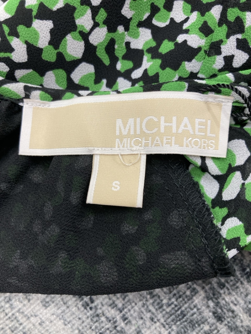 Lot 193  
            Edinburgh SR20 - Delivery Only 

                
MICHAEL MICHAEL KORS PRINTED LONG SLEEVE DRESS IN GREEN SILK SIZE S: LOCATION - R...