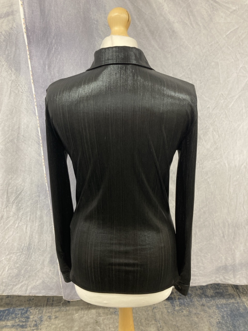 Lot 196  
            Edinburgh SR20 - Delivery Only 

                
MSGM TEXTURED BUTTON-DOWN SHIRT IN BLACK POLYESTER SIZE 38: LOCATION - RAIL 2