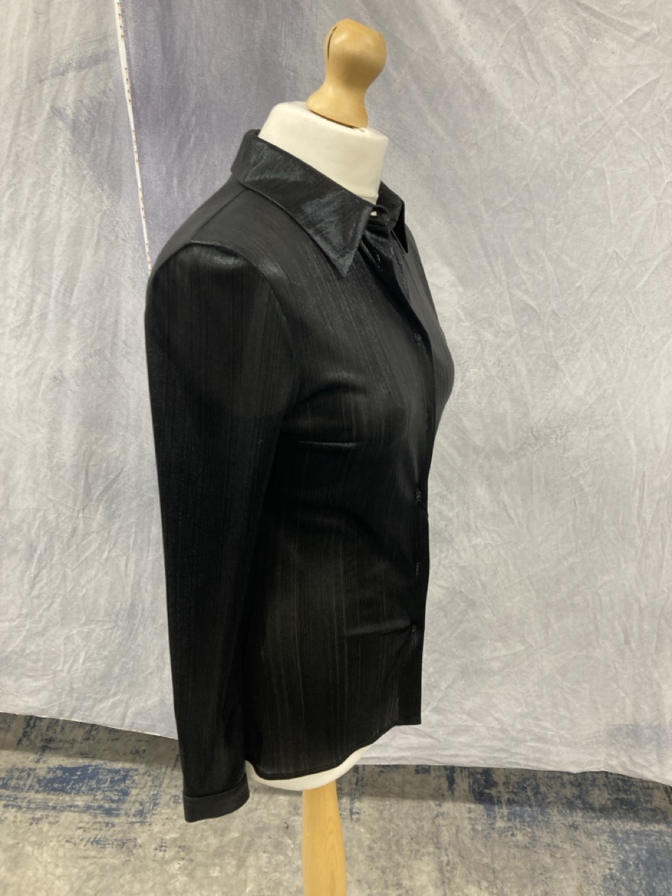 Lot 196  
            Edinburgh SR20 - Delivery Only 

                
MSGM TEXTURED BUTTON-DOWN SHIRT IN BLACK POLYESTER SIZE 38: LOCATION - RAIL 2