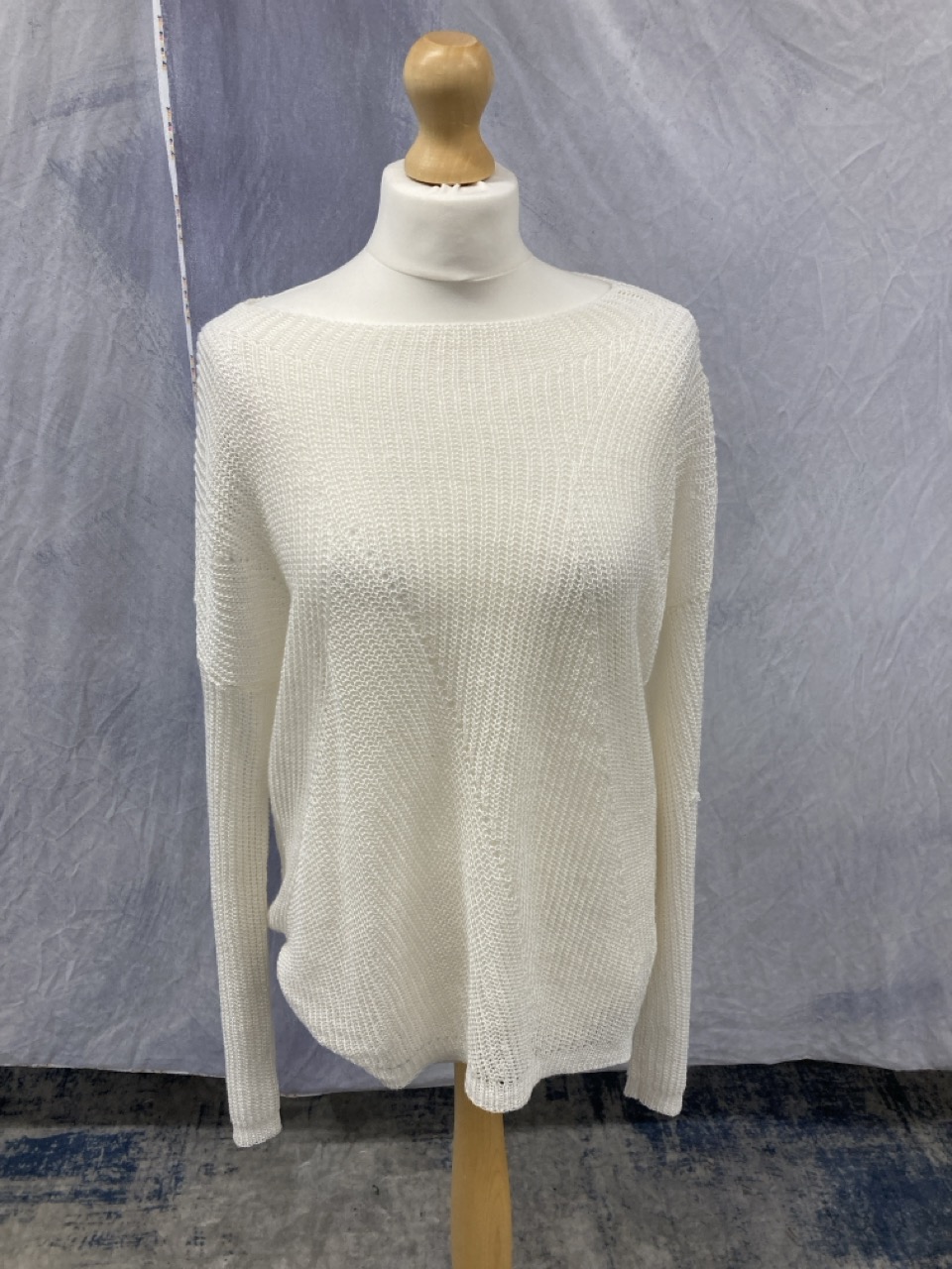 Lot 197  
            Edinburgh SR20 - Delivery Only 

                
NILI LOTAN KNITTED MESH SWEATER IN WHITE LINEN SIZE M: LOCATION - RAIL 2