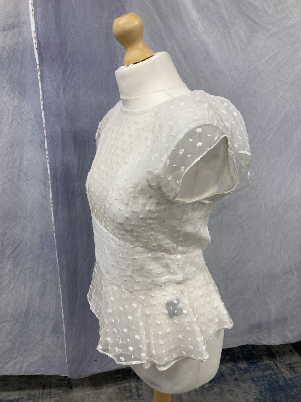 Lot 198  
            Edinburgh SR20 - Delivery Only 

                
ISABEL MARANT SHEER PANEL PEPLUM TOP IN WHITE SILK SIZE 38: LOCATION - RAIL 2