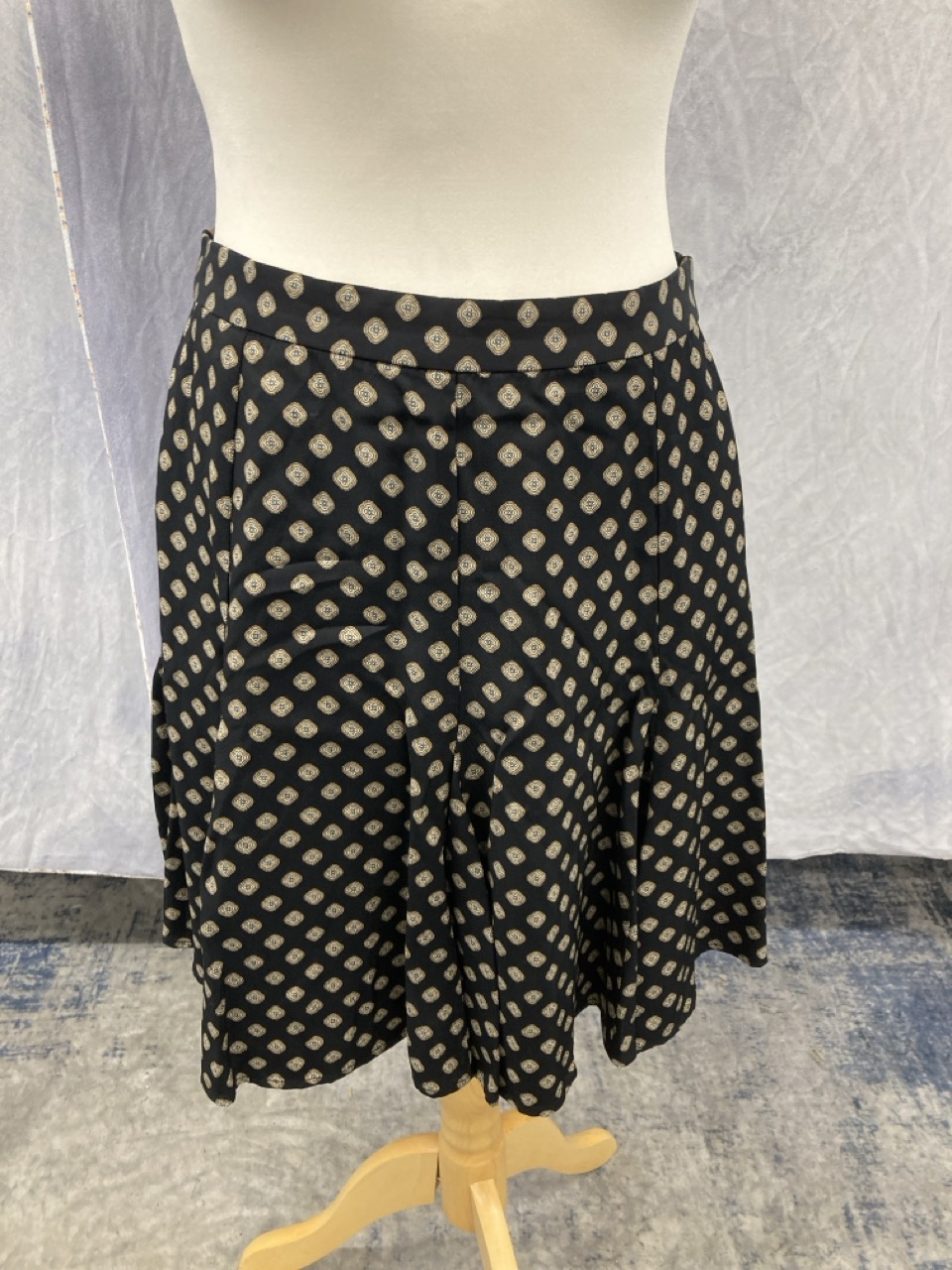 Lot 199  
            Edinburgh SR20 - Delivery Only 

                
MICHAEL MICHAEL KORS PRINTED SKATER SKIRT IN BLACK VISCOSE SIZE UK 8: LOCATION - ...