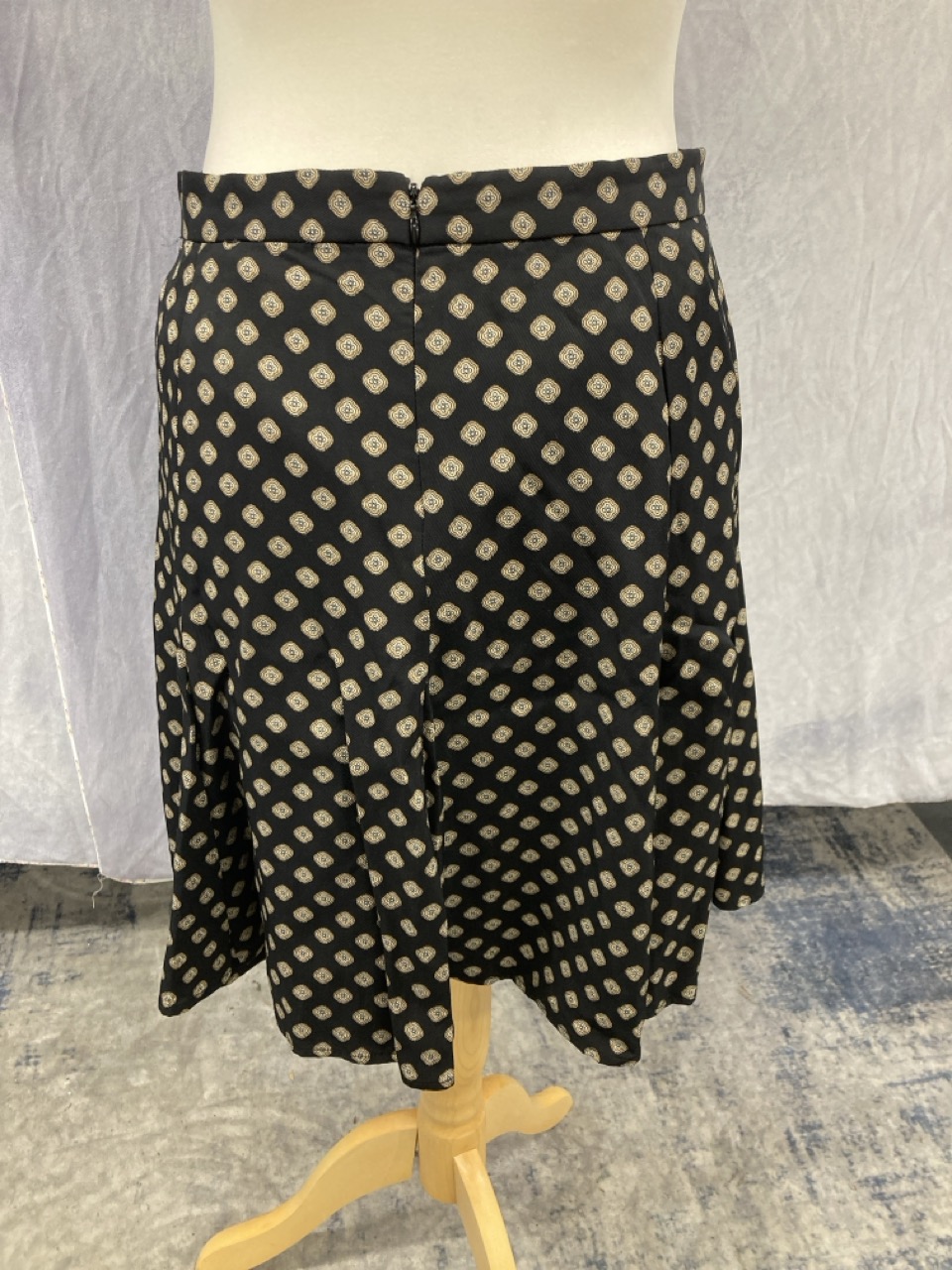 Lot 199  
            Edinburgh SR20 - Delivery Only 

                
MICHAEL MICHAEL KORS PRINTED SKATER SKIRT IN BLACK VISCOSE SIZE UK 8: LOCATION - ...