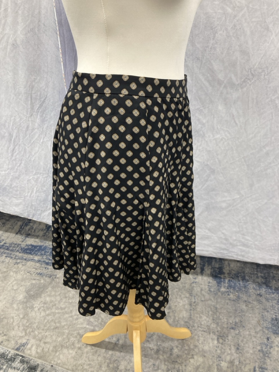 Lot 199  
            Edinburgh SR20 - Delivery Only 

                
MICHAEL MICHAEL KORS PRINTED SKATER SKIRT IN BLACK VISCOSE SIZE UK 8: LOCATION - ...