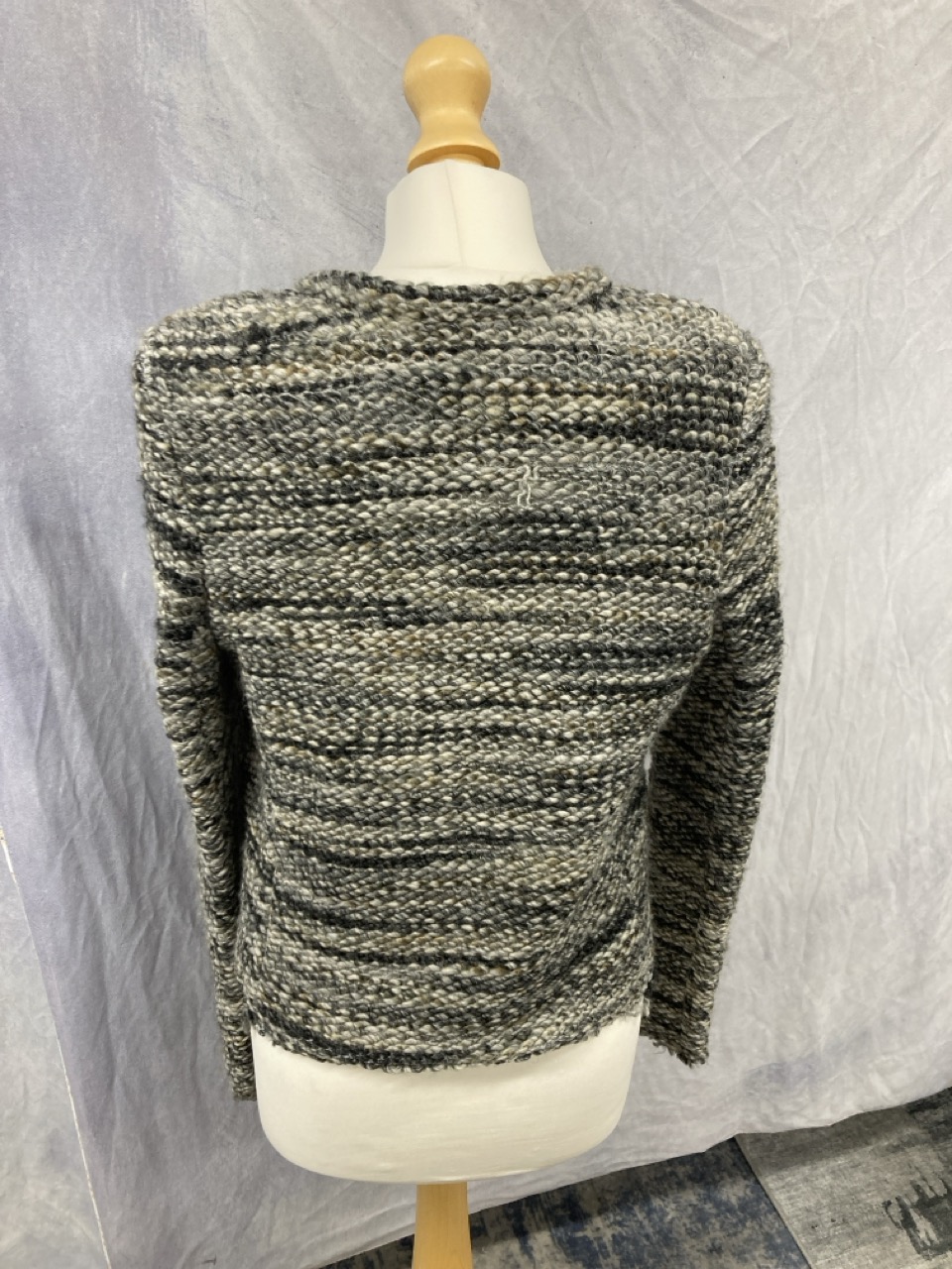 Lot 19  
            Edinburgh SR20 - Delivery Only 

                
IRO CARENE KNIT JACKET IN GREY WOOL SIZE 40: LOCATION - RAIL 3