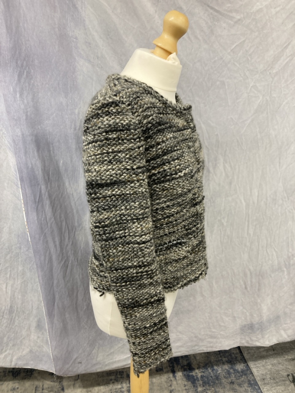 Lot 19  
            Edinburgh SR20 - Delivery Only 

                
IRO CARENE KNIT JACKET IN GREY WOOL SIZE 40: LOCATION - RAIL 3