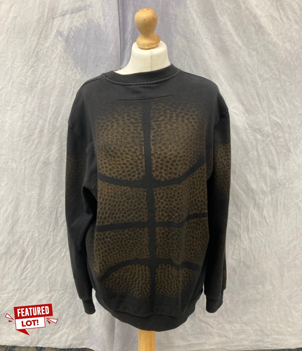 Lot 1  
            Edinburgh SR20 - Delivery Only 

                
GIVENCHY BASKETBALL PRINT SWEATER IN BROWN COTTON ( NO SIZE ): LOCATION - RAIL 3