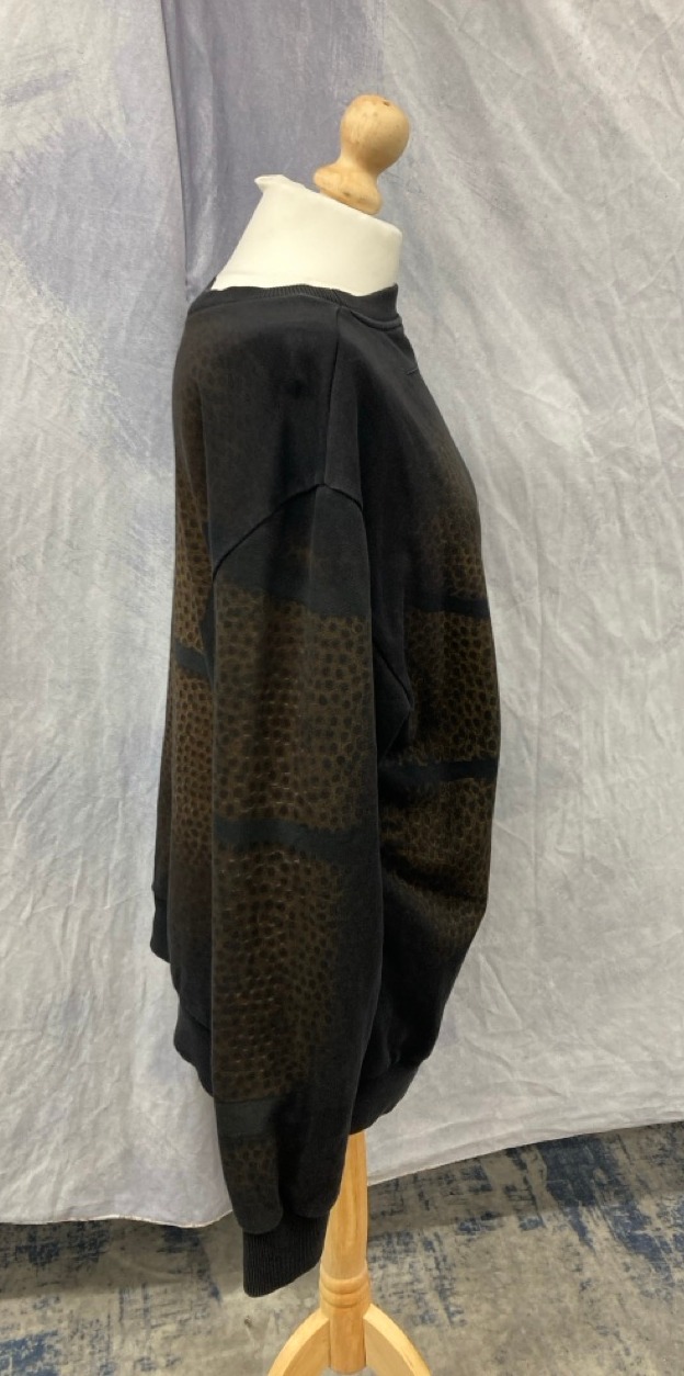 Lot 1  
            Edinburgh SR20 - Delivery Only 

                
GIVENCHY BASKETBALL PRINT SWEATER IN BROWN COTTON ( NO SIZE ): LOCATION - RAIL 3