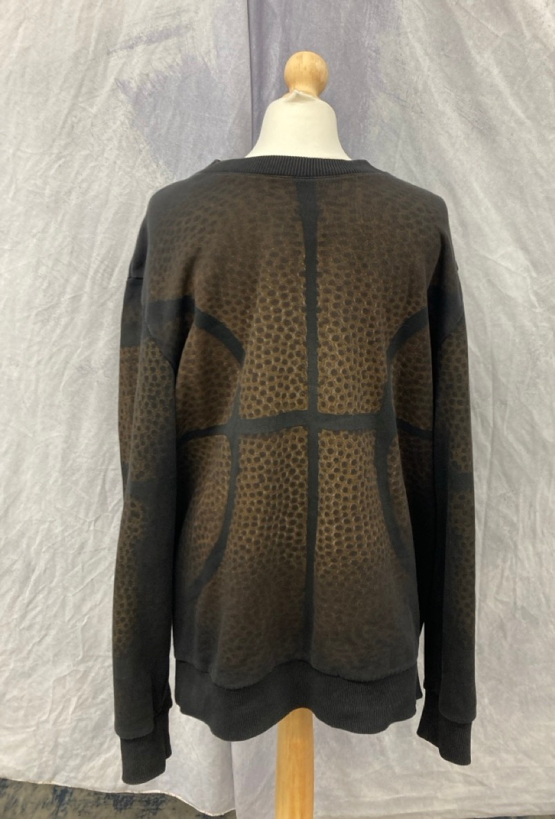 Lot 1  
            Edinburgh SR20 - Delivery Only 

                
GIVENCHY BASKETBALL PRINT SWEATER IN BROWN COTTON ( NO SIZE ): LOCATION - RAIL 3