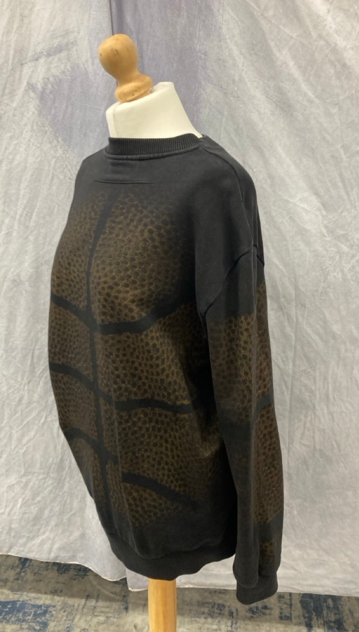 Lot 1  
            Edinburgh SR20 - Delivery Only 

                
GIVENCHY BASKETBALL PRINT SWEATER IN BROWN COTTON ( NO SIZE ): LOCATION - RAIL 3
