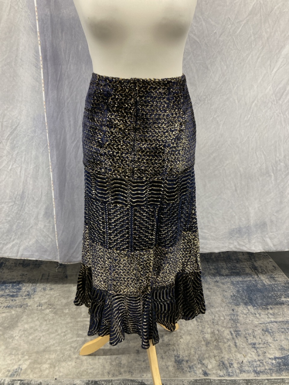 Lot 200  
            Edinburgh SR20 - Delivery Only 

                
ALTUZARRA PRINTED MIDI SKIRT IN METALLIC VISCOSE NO SIZE : LOCATION - RAIL 2