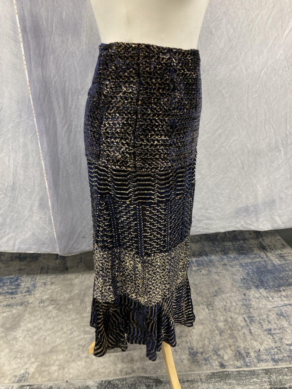 Lot 200  
            Edinburgh SR20 - Delivery Only 

                
ALTUZARRA PRINTED MIDI SKIRT IN METALLIC VISCOSE NO SIZE : LOCATION - RAIL 2
