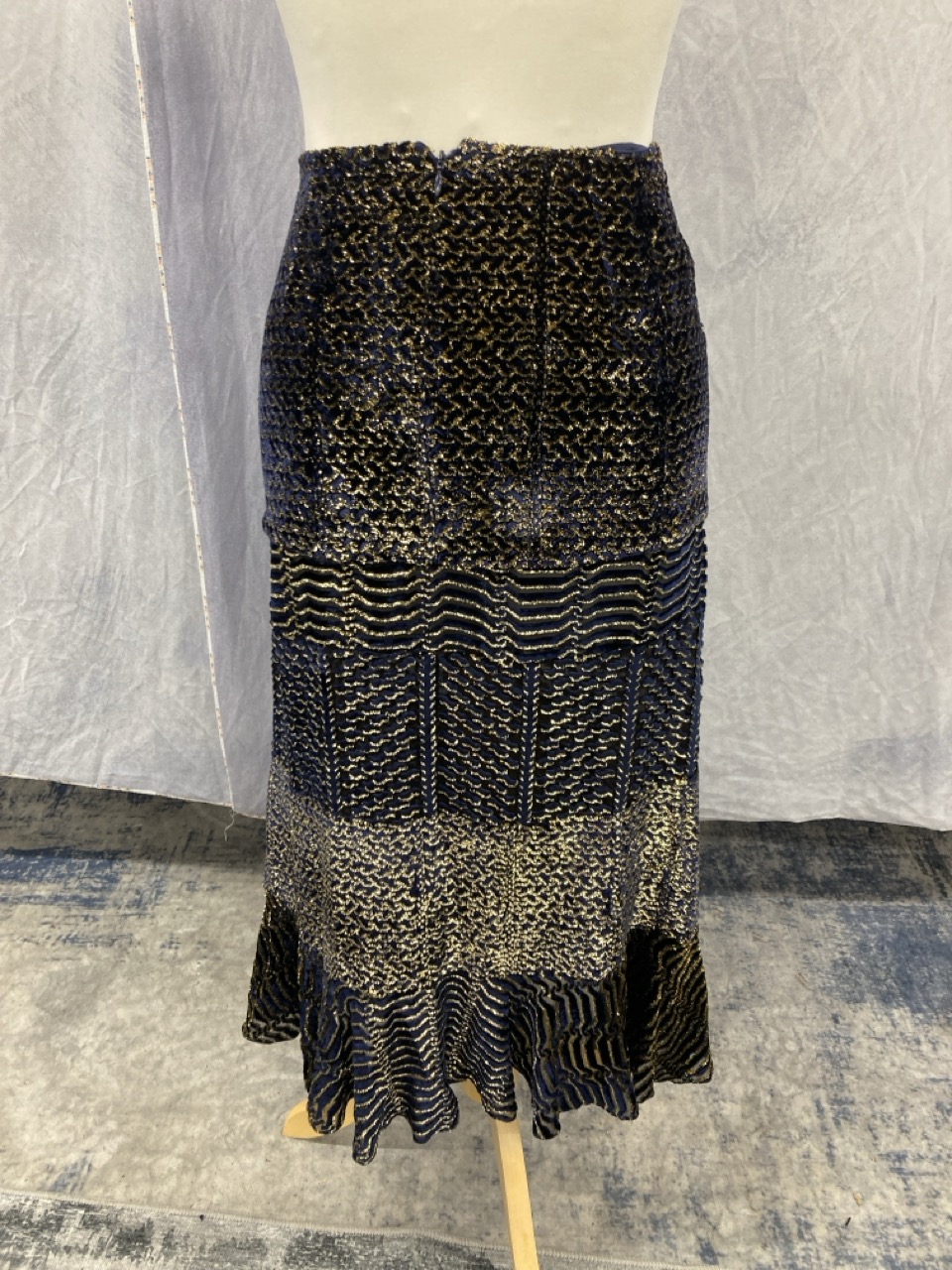 Lot 200  
            Edinburgh SR20 - Delivery Only 

                
ALTUZARRA PRINTED MIDI SKIRT IN METALLIC VISCOSE NO SIZE : LOCATION - RAIL 2