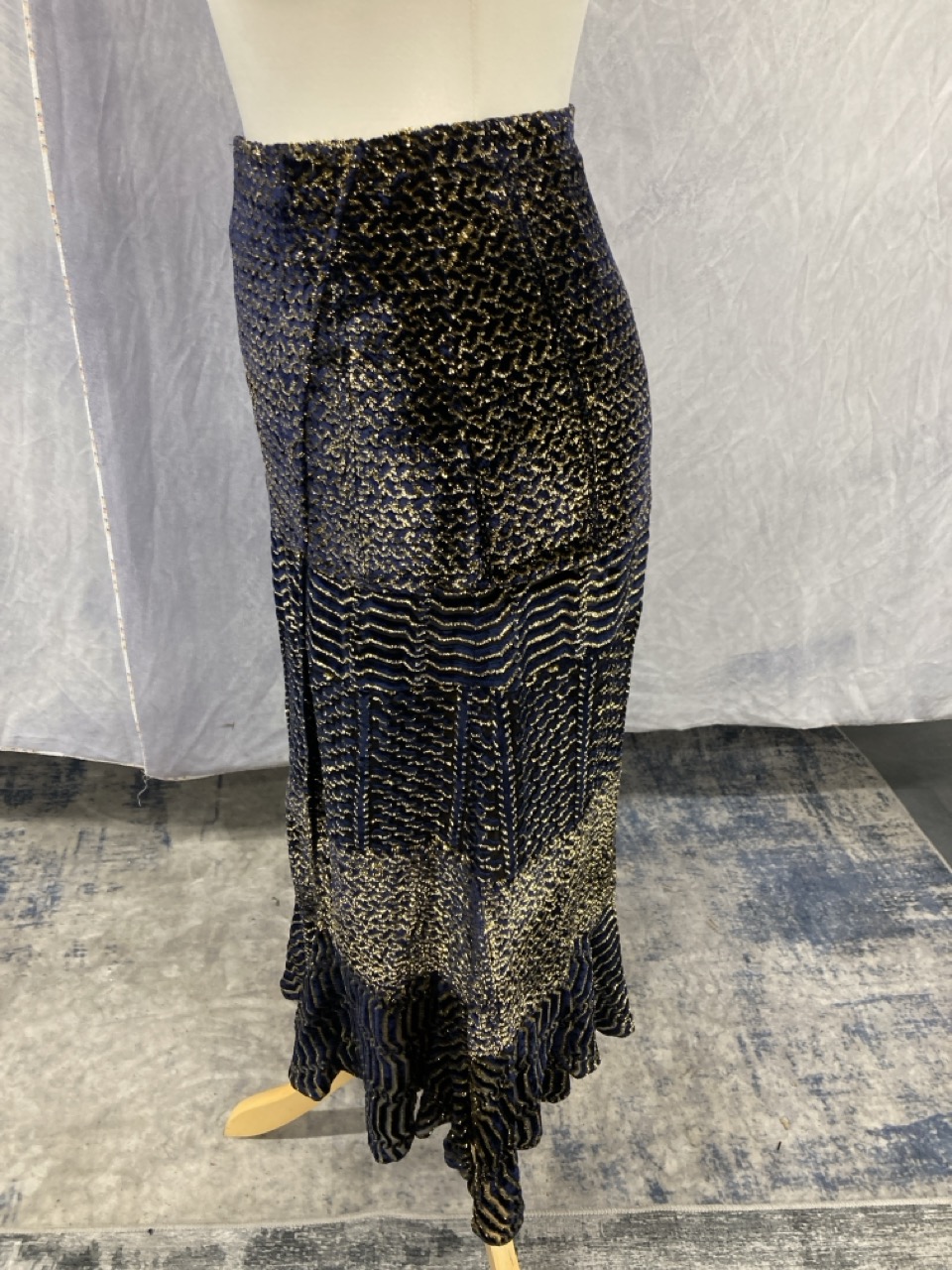Lot 200  
            Edinburgh SR20 - Delivery Only 

                
ALTUZARRA PRINTED MIDI SKIRT IN METALLIC VISCOSE NO SIZE : LOCATION - RAIL 2