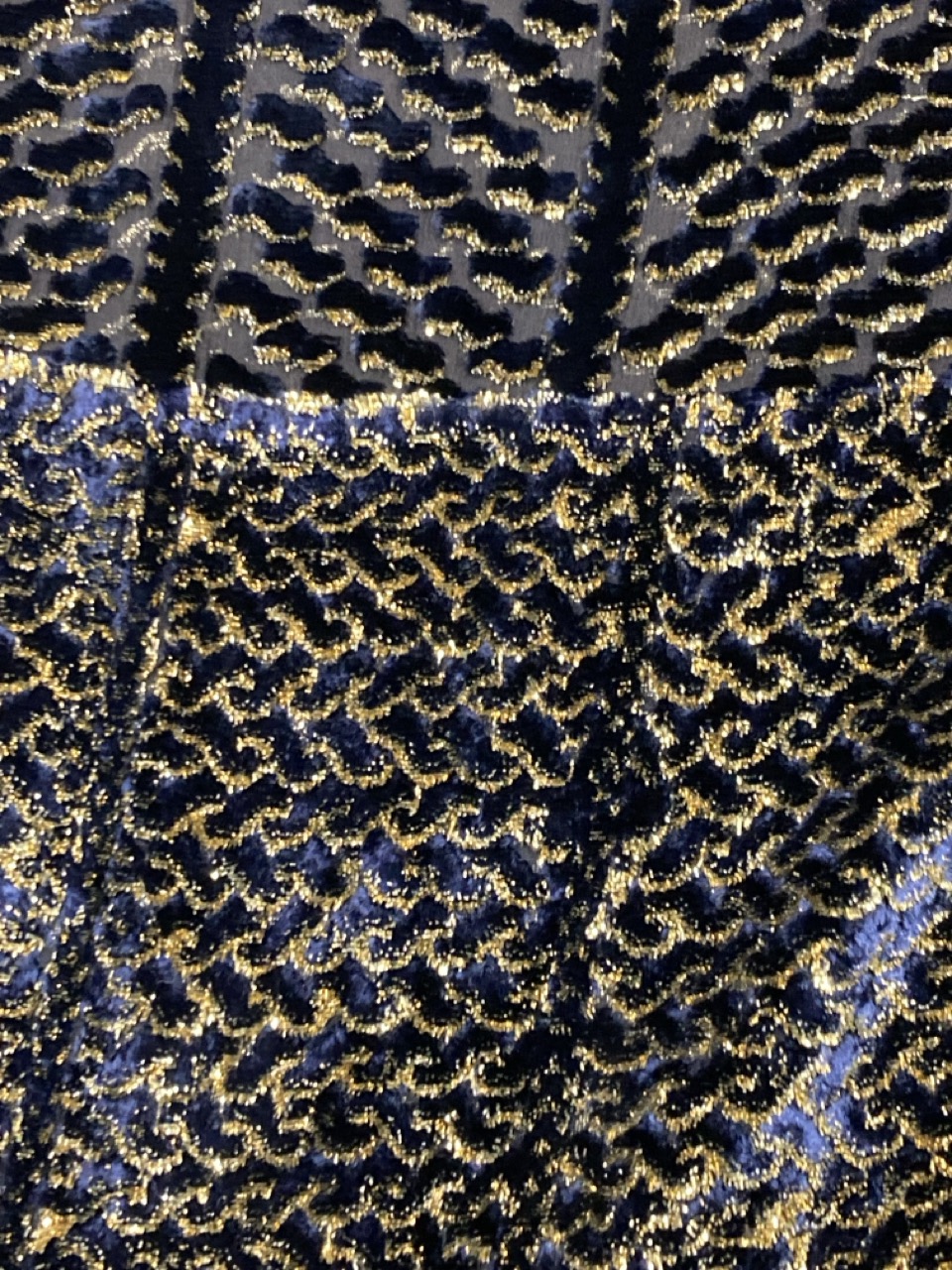 Lot 200  
            Edinburgh SR20 - Delivery Only 

                
ALTUZARRA PRINTED MIDI SKIRT IN METALLIC VISCOSE NO SIZE : LOCATION - RAIL 2