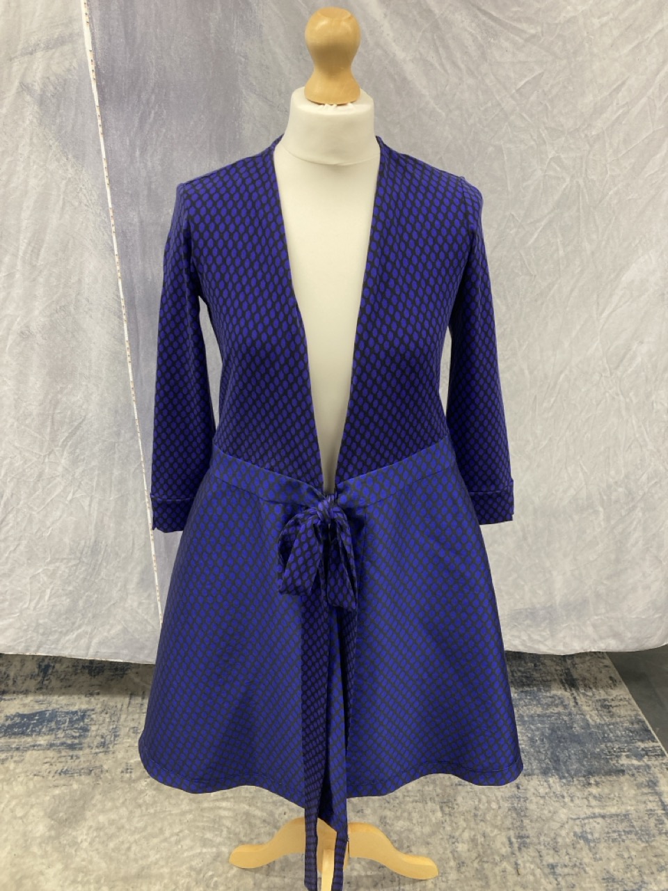 Lot 201  
            Edinburgh SR20 - Delivery Only 

                
DIANE VON FURSTENBERG PRINT WRAP DRESS IN PURPLE COTTON SIZE 4: LOCATION - RAIL 2