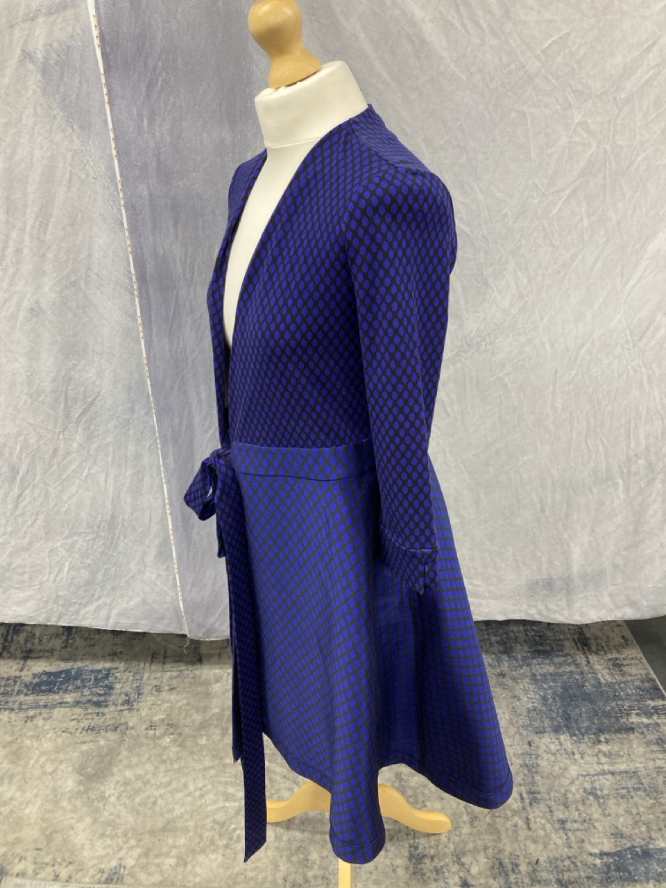 Lot 201  
            Edinburgh SR20 - Delivery Only 

                
DIANE VON FURSTENBERG PRINT WRAP DRESS IN PURPLE COTTON SIZE 4: LOCATION - RAIL 2