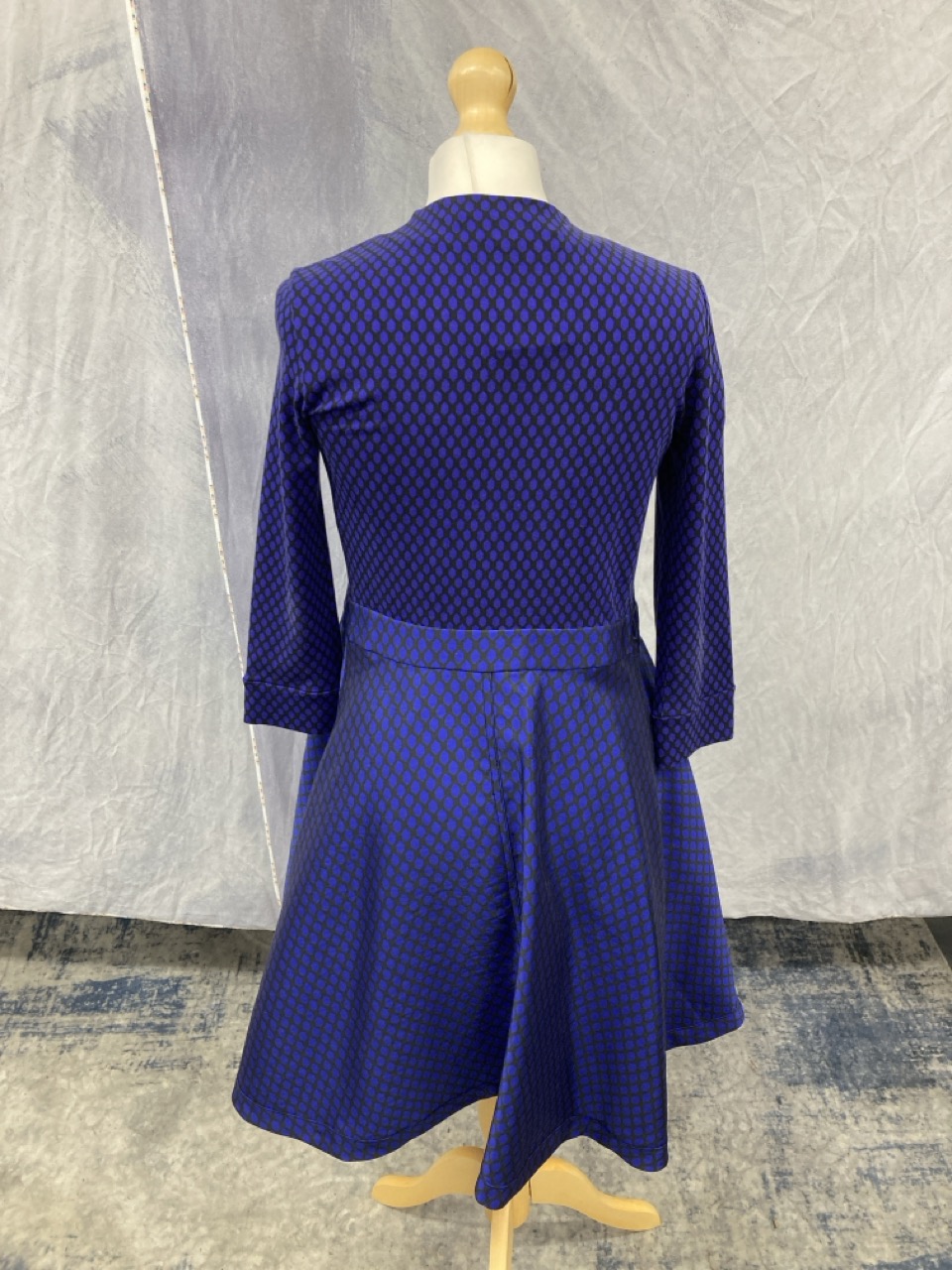 Lot 201  
            Edinburgh SR20 - Delivery Only 

                
DIANE VON FURSTENBERG PRINT WRAP DRESS IN PURPLE COTTON SIZE 4: LOCATION - RAIL 2