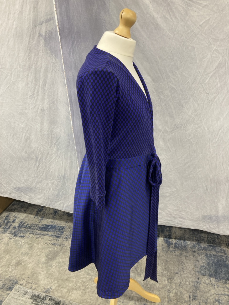 Lot 201  
            Edinburgh SR20 - Delivery Only 

                
DIANE VON FURSTENBERG PRINT WRAP DRESS IN PURPLE COTTON SIZE 4: LOCATION - RAIL 2