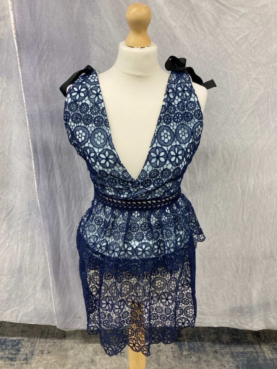 Lot 202  
            Edinburgh SR20 - Delivery Only 

                
SELF-PORTRAIT TIERED BOW-DETAILED MINI DRESS IN BLUE POLYESTER GUIPURE LACE SIZE ...