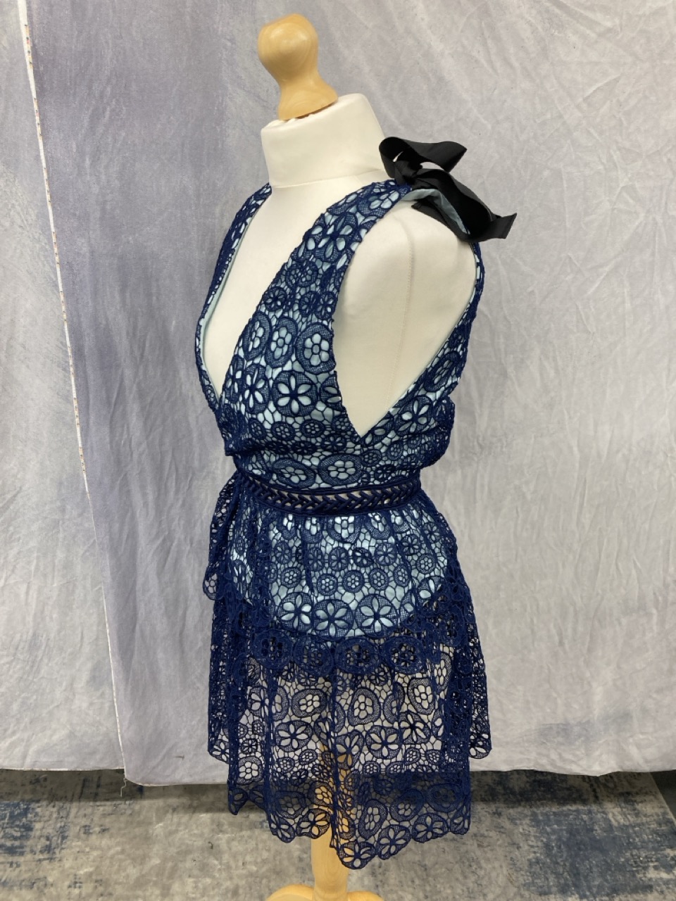 Lot 202  
            Edinburgh SR20 - Delivery Only 

                
SELF-PORTRAIT TIERED BOW-DETAILED MINI DRESS IN BLUE POLYESTER GUIPURE LACE SIZE ...