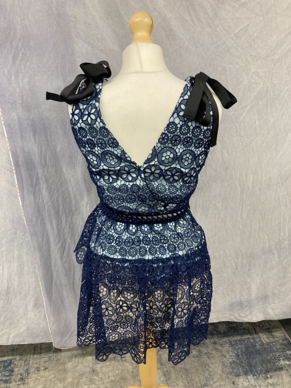 Lot 202  
            Edinburgh SR20 - Delivery Only 

                
SELF-PORTRAIT TIERED BOW-DETAILED MINI DRESS IN BLUE POLYESTER GUIPURE LACE SIZE ...