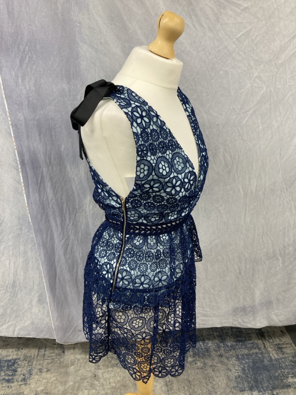 Lot 202  
            Edinburgh SR20 - Delivery Only 

                
SELF-PORTRAIT TIERED BOW-DETAILED MINI DRESS IN BLUE POLYESTER GUIPURE LACE SIZE ...