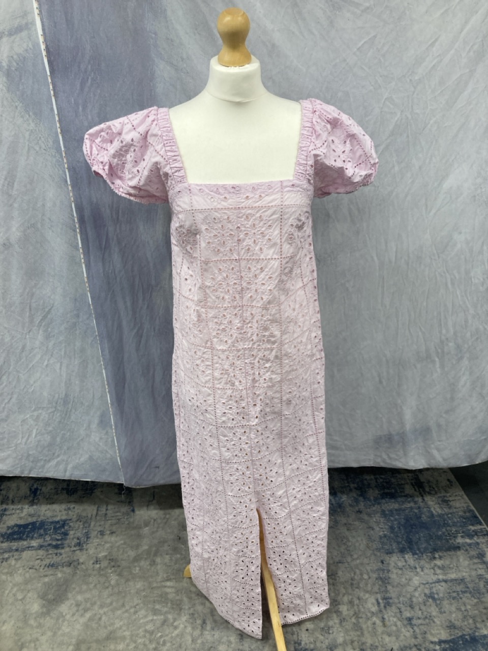 Lot 203  
            Edinburgh SR20 - Delivery Only 

                
GANNI PUFFED SLEEVE MIDI DRESS IN PINK COTTON SIZE 36: LOCATION - RAIL 2